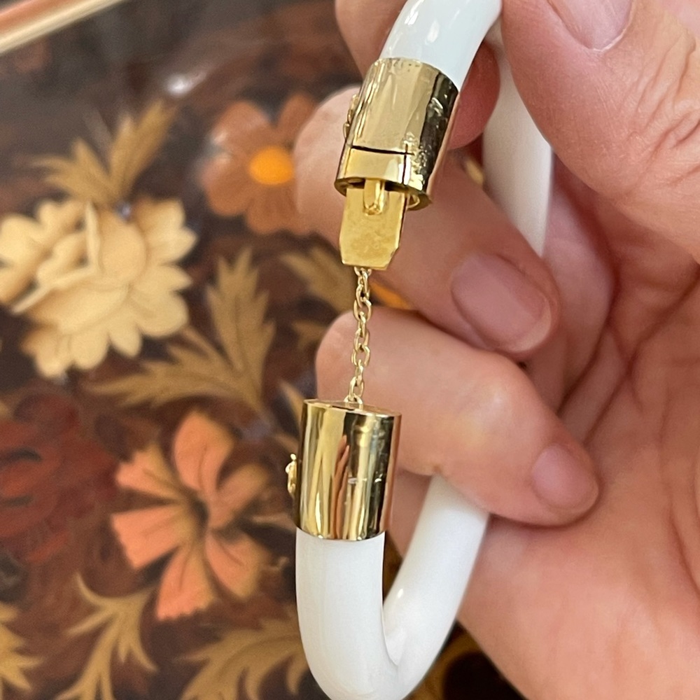 Rare white Peking glass gold tone hinged bangle - Picture 8 of 12